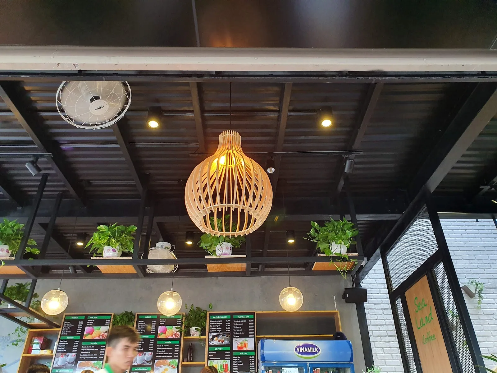 Sea Land Coffee - Hoà Xuân: ร้านกาแฟ 2 ชั้น บรรยากาศเงียบสงบ