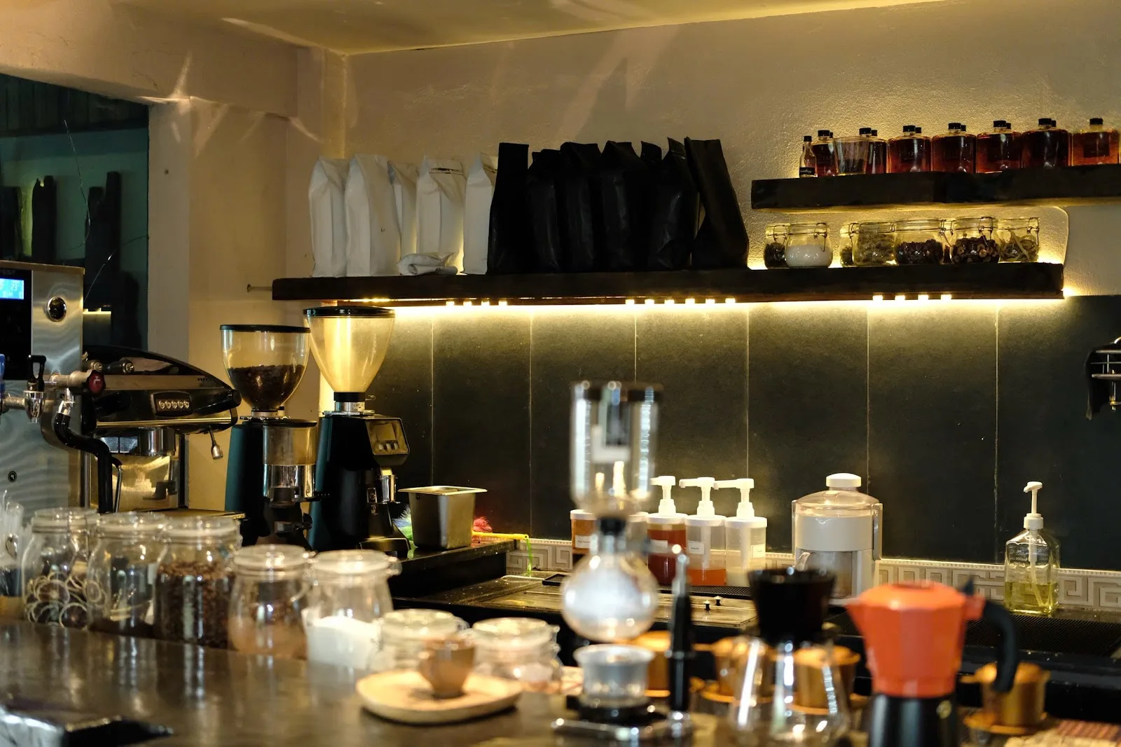 Hẻm Cafe & Bistro – Quán Cà Phê Vintage Live Music Ấm Cúng