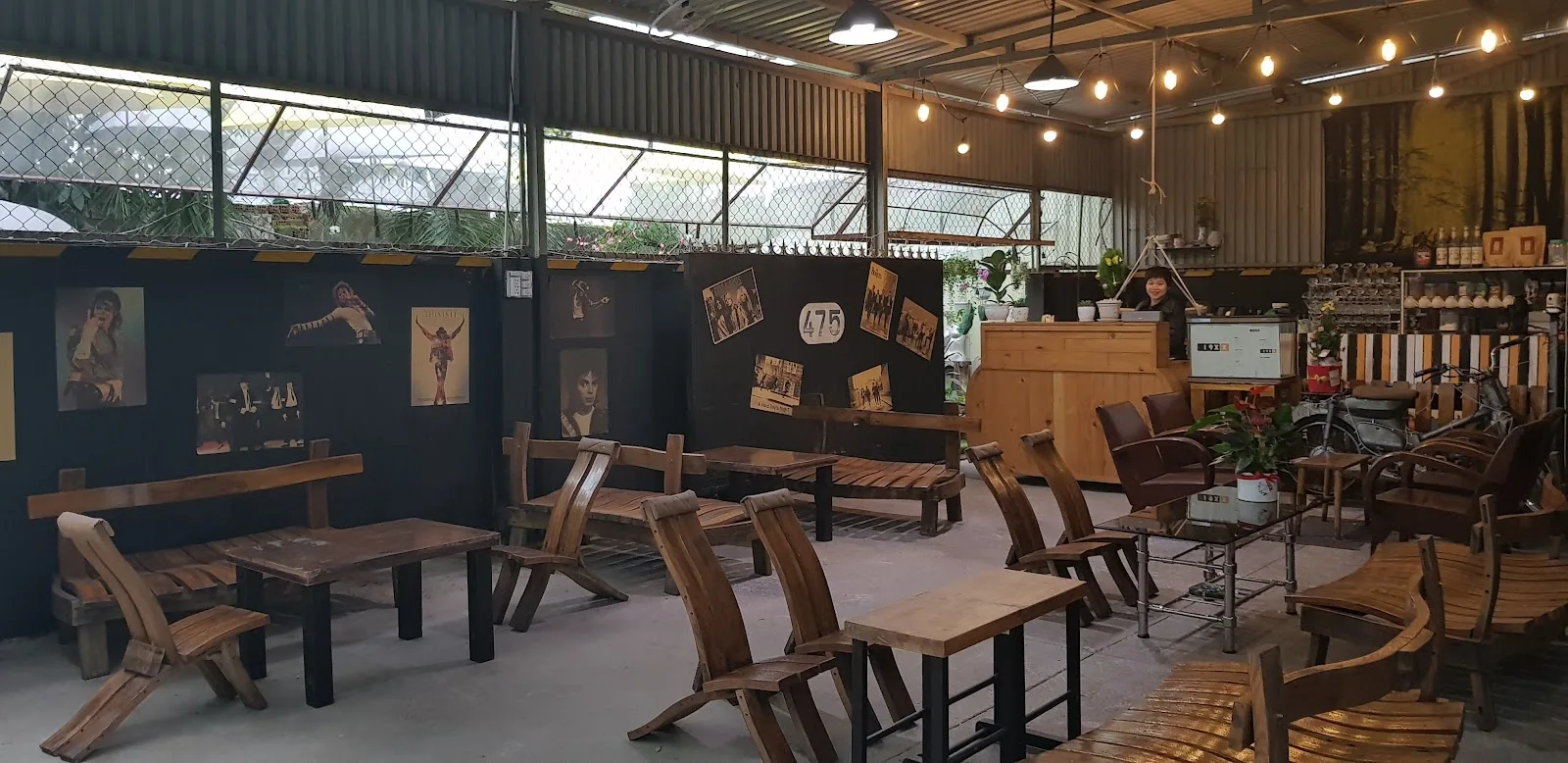 SAU HÈ Cafe – Affordable Garden Cafe with Relaxing Koi Pond