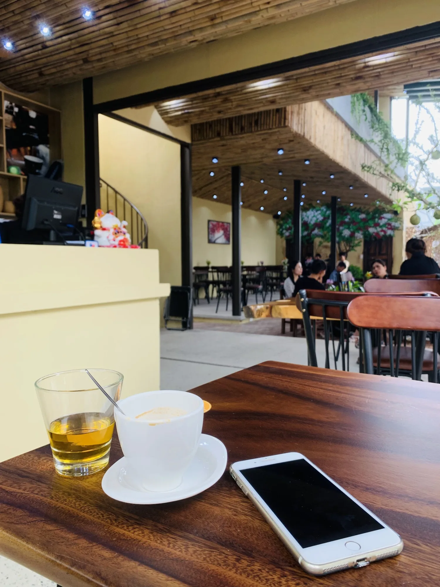 The Near Coffee – Quán Cà Phê Vườn Hồ Cá Thoáng Mát