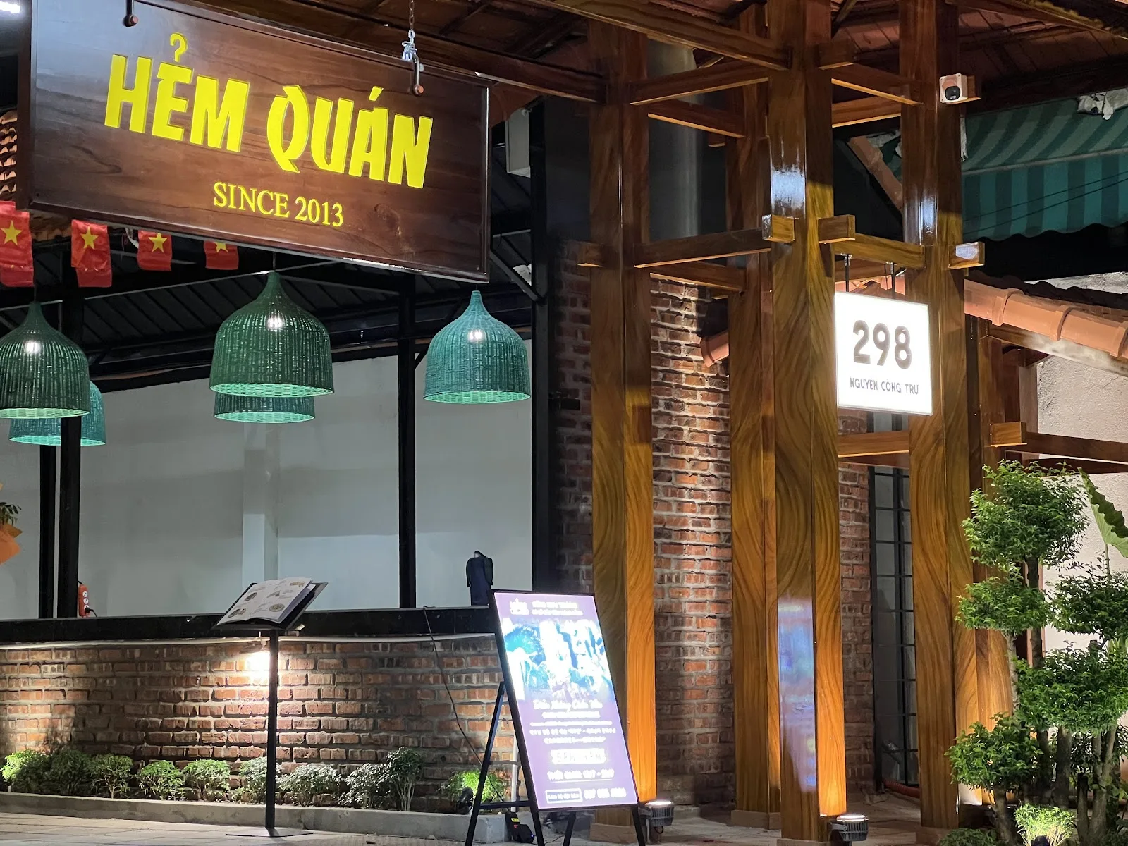 Hẻm Quán: Nhà Hàng Hải Sản Tươi Sống Đậm Chất Việt