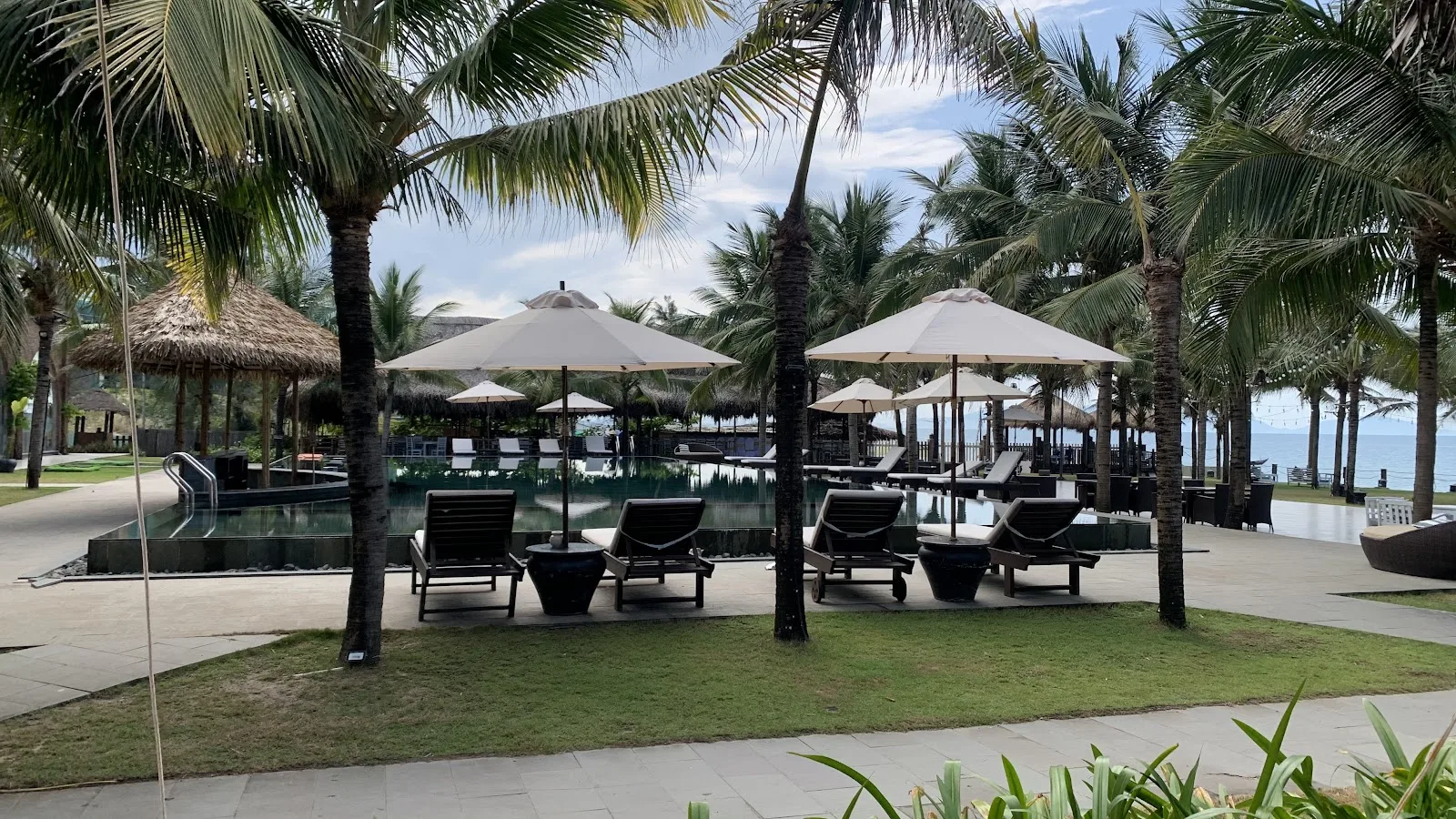 Hội An Silk Beach Club – Trải Nghiệm Nhà Hàng View Biển Đẳng Cấp Tại Lạc Long Quân