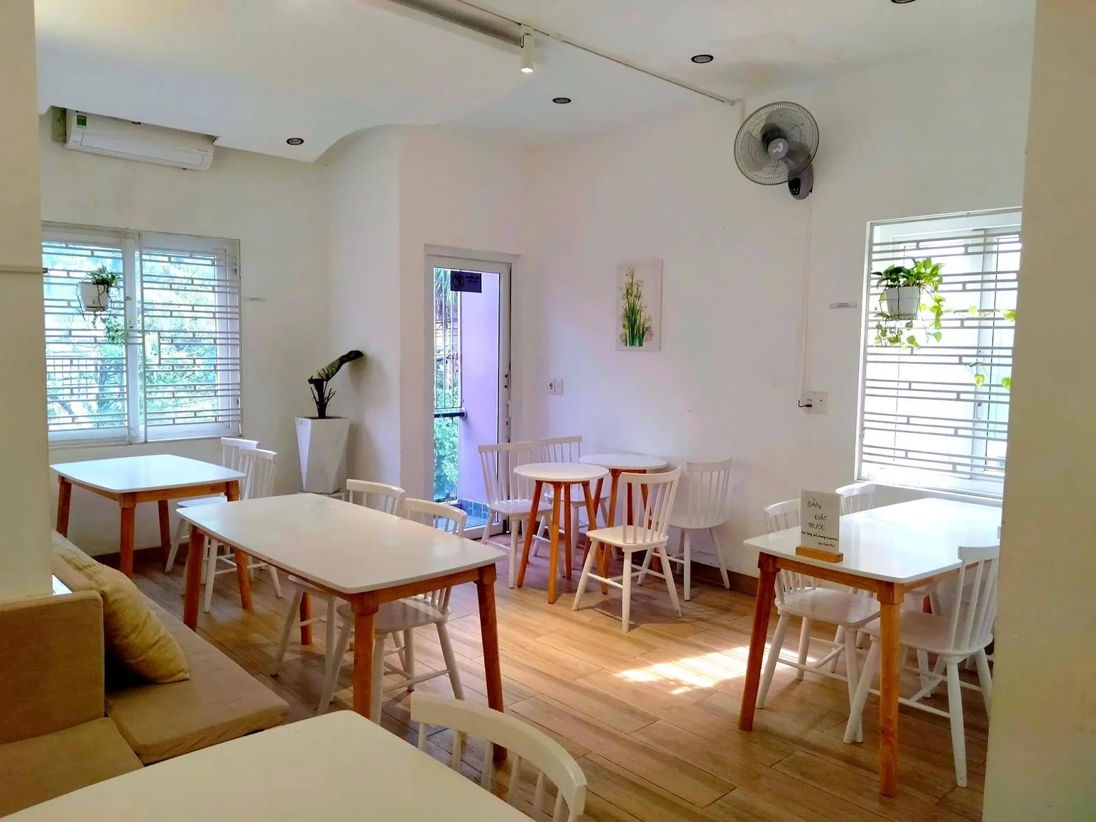 Huan Milk Tea & Coffee: Your 24/7 Study & Work Spot with Private Rooms