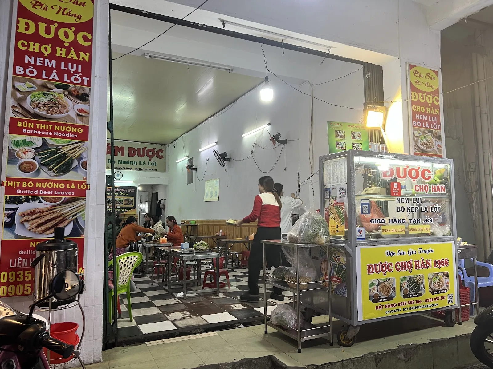 แหนมลุย - หมูย่างห่อใบชะพลูที่ตลาดฮัน: ชุดเมนูย่างรสชาติต้นตำรับ