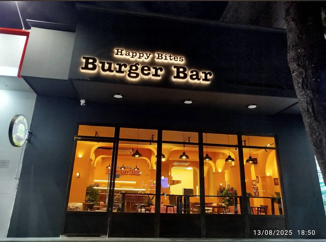 Happy Bites Burger Bar – Tọa Độ Burger Chuẩn Vị Mỹ